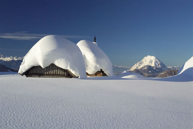 Winter-Schneehuetten mit Grimming.jpg